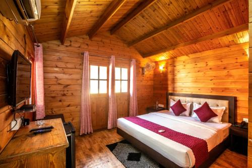 Ένα ή περισσότερα κρεβάτια σε δωμάτιο στο Royal woods By DLC RESORTS