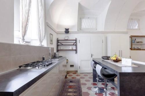 een keuken met een fornuis en een aanrechtblad bij Historic house by the lake La Renée Casa Vacanza in Predore