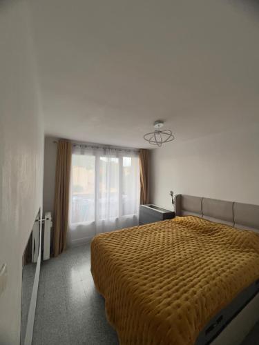 Giường trong phòng chung tại CozyT2 44m2 Quality bed, well-equipped kitchen