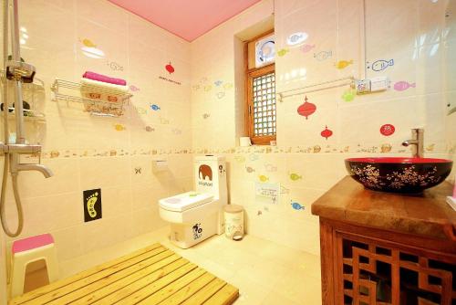 een badkamer met een wastafel en een toilet. bij October Inn in Lijiang