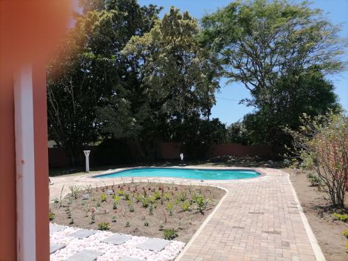 een zwembad in een achtertuin met een tuin bij 850 Munro in Margate