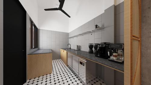 een keuken met zwart-witte tegels op de vloer bij ClubRock Perlis in Kaki Bukit