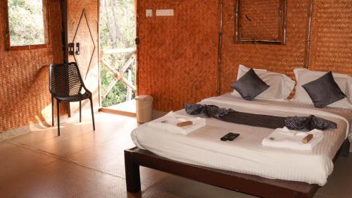 En eller flere senge i et værelse på River Valley Resort