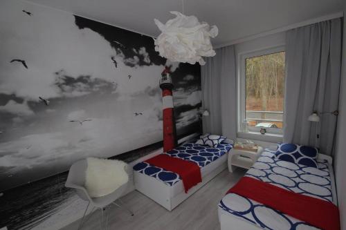 Apartament Morski في غدانسك: غرفة نوم بسرير ومنارة على الحائط