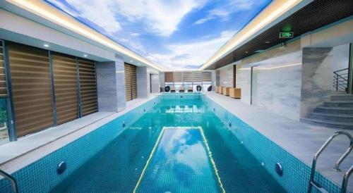 a large swimming pool in a building at Khach san Toan Thang Stone in Lóc Ða