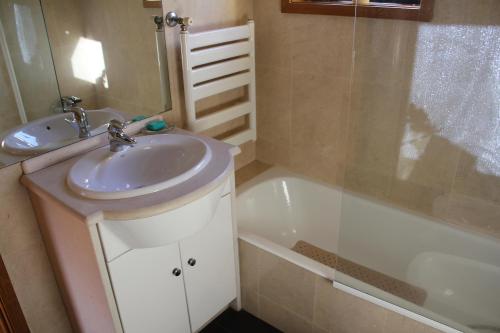 ein Badezimmer mit einem Waschbecken und einer Badewanne in der Unterkunft Quinta da Boavista - Moradia E in Caminha