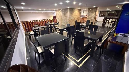 的黎波里فندق الجرات的餐厅里有桌椅的餐厅