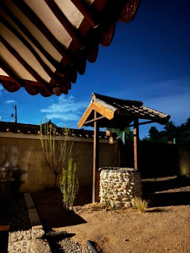 un gazebo in un cortile con un cactus di 사다함 SaDaHam a Gyeongju