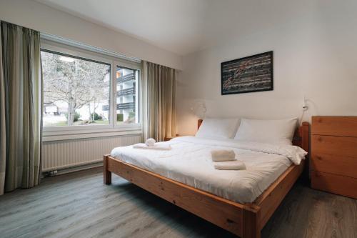 Postel nebo postele na pokoji v ubytování LAAX Homes Casa Curnera 1-6