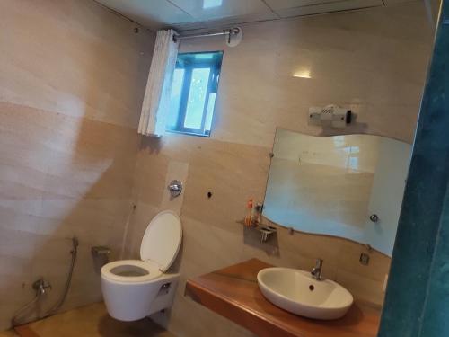 ein Badezimmer mit Toilette und Waschbecken in der Unterkunft Coral Bay Villa in Jāmb