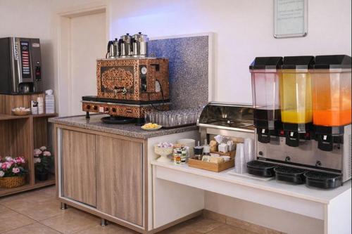 eine Küche mit einer Arbeitsplatte mit einer farbenfrohen Arbeitsplatte in der Unterkunft Guckar Sehrinn Oteli in Serik