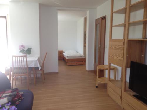 ein Wohnzimmer mit einem Tisch und einem Esszimmer in der Unterkunft Haus Meßmer in Bad Dürrheim