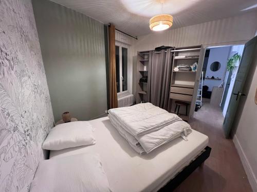 Giường trong phòng chung tại Appartement cosy 2 pieces hyper centre ville Place de la Breche