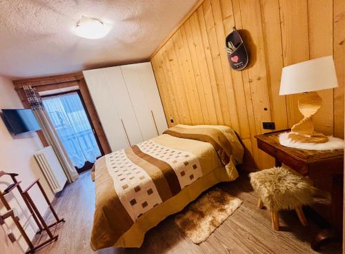 una camera da letto con un letto e un tavolo con una lampada di Casa Kristel CIR COMUNALE N 14 ad Aosta