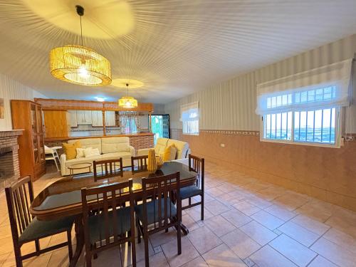 ein Esszimmer und ein Wohnzimmer mit Tisch und Stühlen in der Unterkunft Comeback El Sitio de mi Recreo in Motril