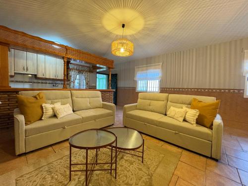 ein Wohnzimmer mit zwei Sofas und einem Tisch in der Unterkunft Comeback El Sitio de mi Recreo in Motril