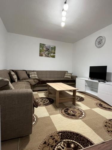 un salon avec un canapé et une table basse dans l'établissement Rakocevic house, à Kolašin