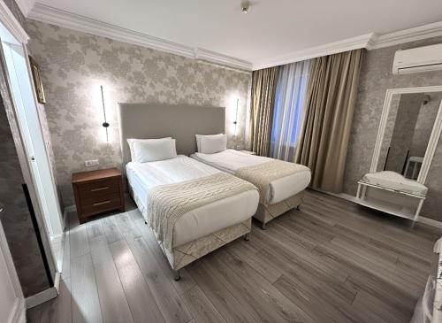 Giường trong phòng chung tại B Corner Hotel Bistro