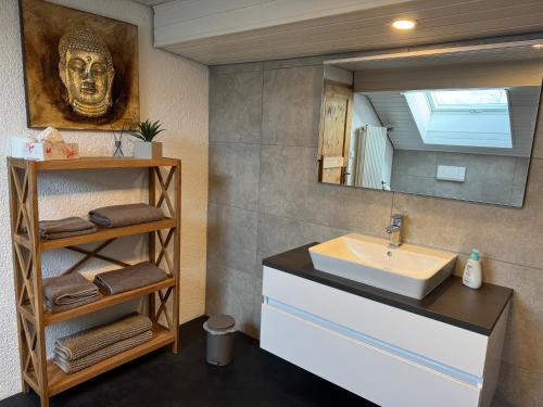 Et badeværelse på Ferienwohnung Alex großzügig und modern