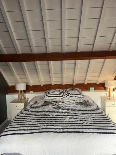 Lova arba lovos apgyvendinimo įstaigoje Maison Hoëdic