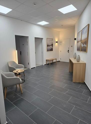 una habitación vacía con sillas y mesas en un edificio en Niko Hotel am Hannover Hbf, en Hannover