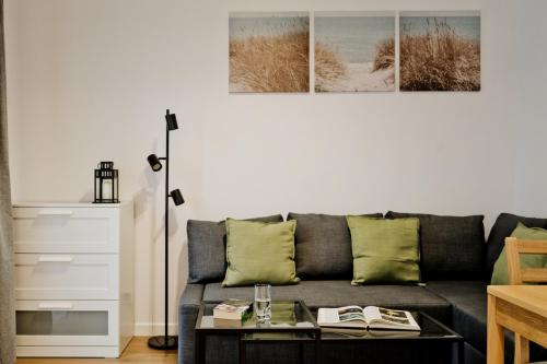 ein Wohnzimmer mit Sofa und Tisch in der Unterkunft Apartamenty IN Leśna in Hel