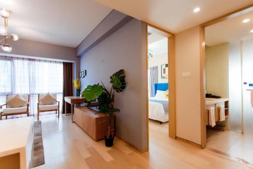 Postel nebo postele na pokoji v ubytování Qingdao Yiran Wanjia Hotel Apartment (May Fourth Square Wanxiang City Branch)