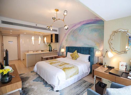 Postel nebo postele na pokoji v ubytování Qingdao Yiran Wanjia Hotel Apartment (May Fourth Square Wanxiang City Branch)