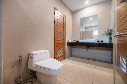 ein Badezimmer mit Toilette und Waschbecken in der Unterkunft Sorrento Pool Villa Bang Lamung Pattaya in Ban Rong Po