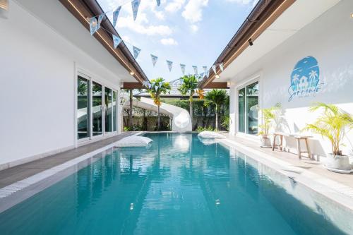 an infinity pool in a house with a slide at Sorrento Pool Villa Bang Lamung Pattaya in Ban Rong Po
