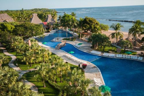 einen Luftblick auf einen Pool in einem Resort in der Unterkunft Royal Decameron Salinitas - All Inclusive in Los Cóbanos