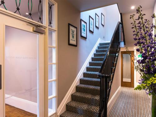 una escalera en una casa con paredes azules y blancas en The High Field Town House, en Birmingham