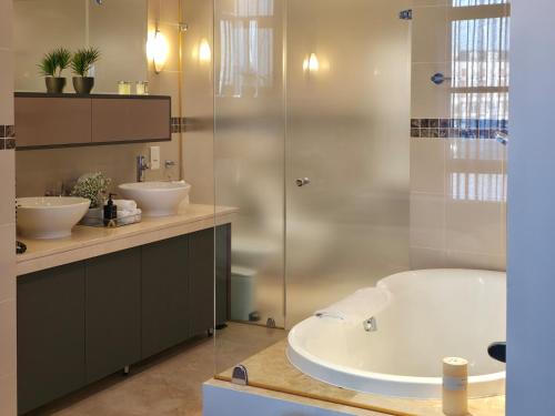 Phòng tắm tại V & A Waterfront Apartments Palgrave 102