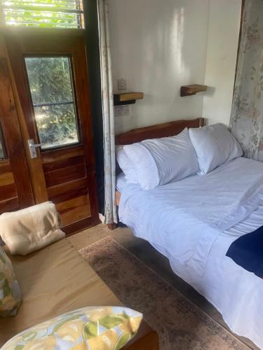 En eller flere senge i et værelse på Kwa Nzeu