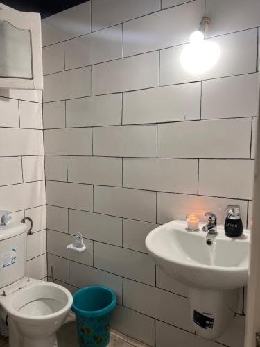 een witte badkamer met een toilet en een wastafel bij La coco in La Marsa