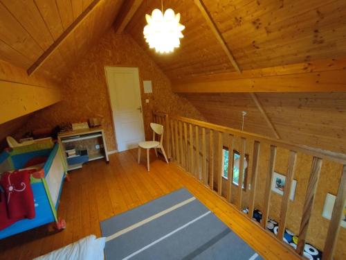 una vista sul soffitto di una camera in cabina di Gîte Chalet Morvan Bourgogne a Corancy