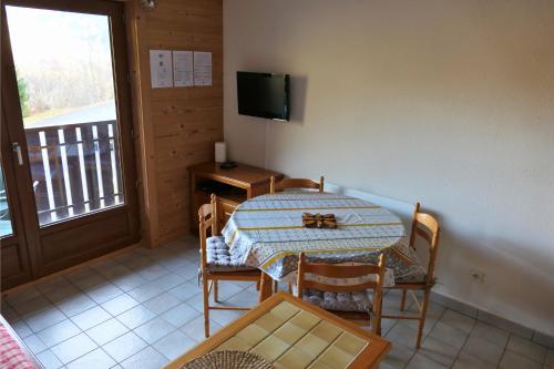 Et tv og/eller underholdning på Studio au pied des pistes - Vue montagne