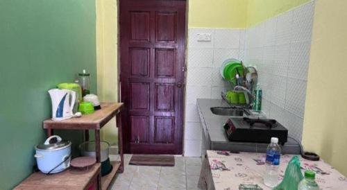 Kuchyň nebo kuchyňský kout v ubytování OYO 90967 Homestay Chalet Warisan Siti