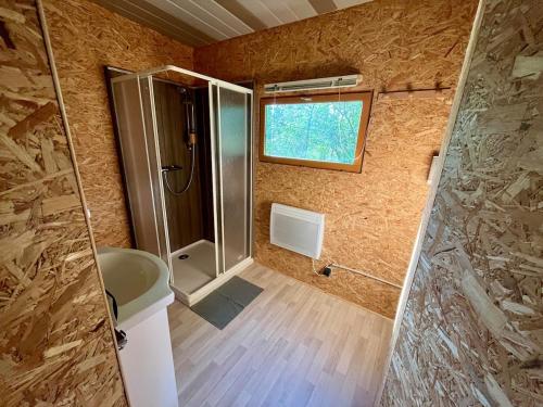 Ảnh trong thư viện ảnh của Chalet de la Garenne - au camping ở Herbeumont