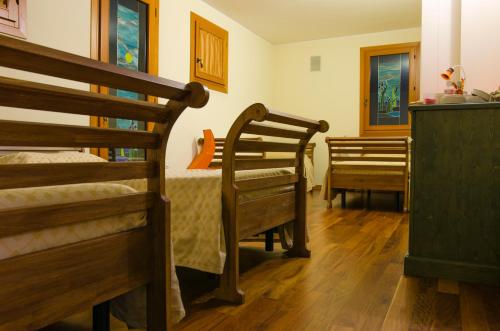a room with two bunk beds and two chairs at Agriturismo alle Rose in Ca Baglioni