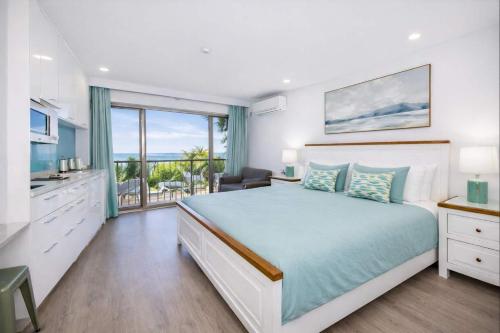 En eller flere senge i et værelse på Modern Oceanview Studio Apartment at Aquarius