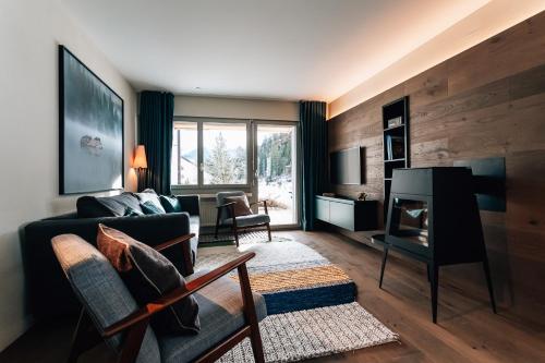 un soggiorno con divano e camino di Casa Partnun 4-3 a Laax-Murschetg