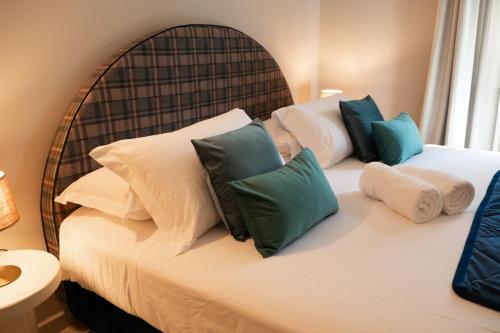 een bed met kussens erop bij Country House Il Vecchio Ippocastano Adults only in Cascia