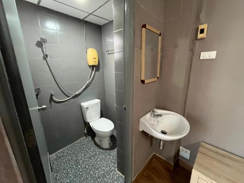 une salle de bains avec toilettes et lavabo dans l'établissement Neels&Bill's Apartment, à Bangkok