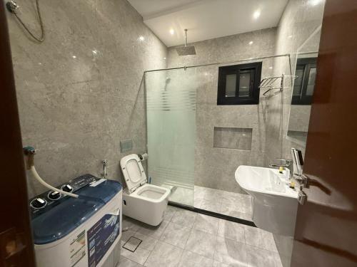 ein Badezimmer mit Toilette und Waschbecken in der Unterkunft مارينا بلس 2 in Dschidda