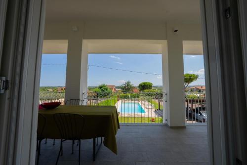 een eetkamer met een tafel en uitzicht op een zwembad bij Villa Miranda in Ortona
