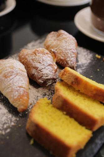 een close-up van een bord met eten en brood bij Park Resort Aghveran in Agveran
