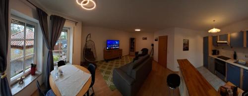 un soggiorno con un divano e un tavolo di Rhein-Lahn Auszeit a Lahnstein