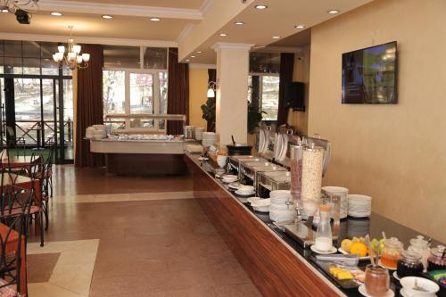 een buffet in een hotelkamer met eten bij Park Resort Aghveran in Agveran