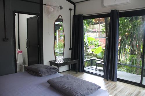 En eller flere senge i et værelse på Summer Club2 Hostel and Cafe Aonang